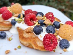 Pancakes z twarogiem i owocami